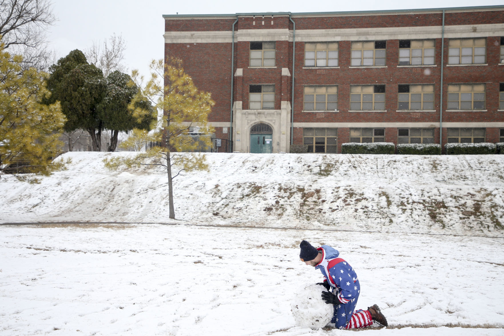 Snow falls on Tulsa area, northeast Oklahoma
